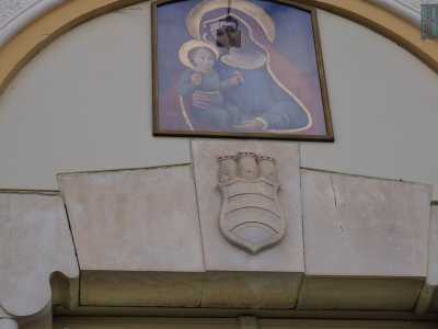 Nella lunetta sovrastante l'ingresso compare un quadro della Madonna con Bambino
